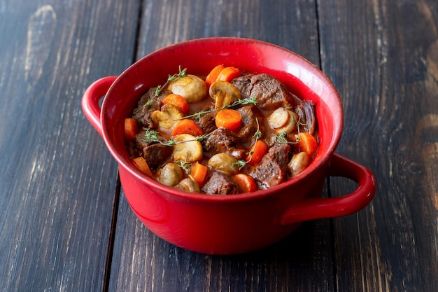 Spezzatino di manzo alla bourguignon con patate carote e funghi Cucina francese