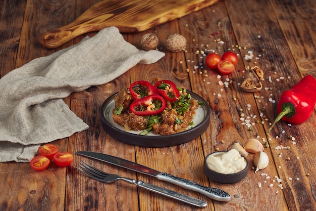 Spezzatino di manzo con verdure, cucina georgiana sul tavolo di legno