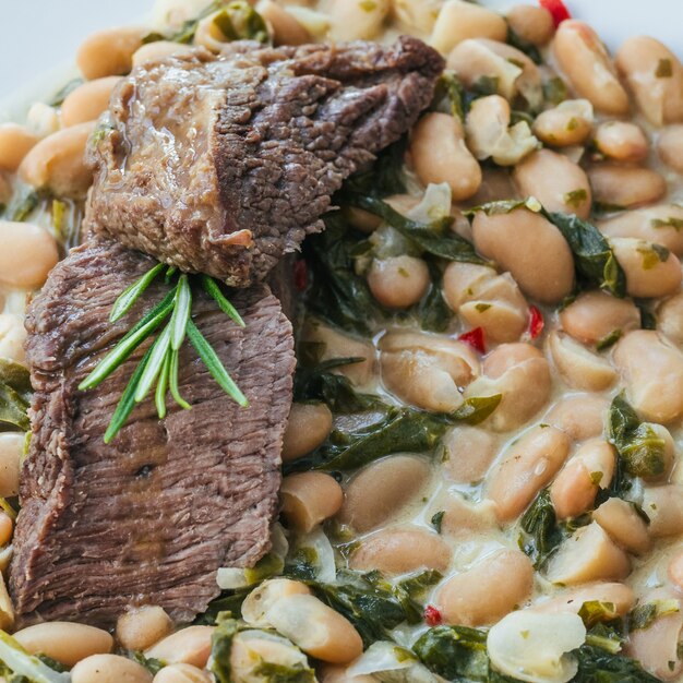 Spezzatino di manzo in salsa con fagioli e rosmarino