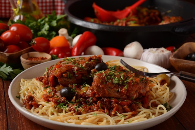 Spezzatino di pollo alla cacciatora con spaghetti noodles