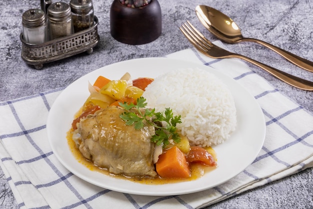 Spezzatino di Riso e Pollo con Patate e Carote