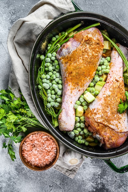 Spezzatino di tacchino. Ricetta per bacchette con prezzemolo, piselli, sedano e patate. Vista dall'alto