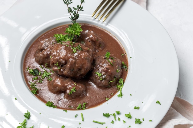 Spezzatino tradizionale di polpette di manzo e agnello fatte in casa in salsa di pomodoro ed erbe aromatiche. Cibo tipico spagnolo