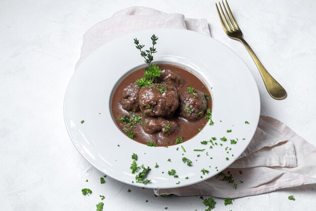 Spezzatino tradizionale di polpette di manzo e agnello fatte in casa in salsa di pomodoro ed erbe aromatiche. Cibo tipico spagnolo