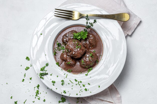 Spezzatino tradizionale di polpette di manzo e agnello fatte in casa in salsa di pomodoro ed erbe aromatiche. Cibo tipico spagnolo