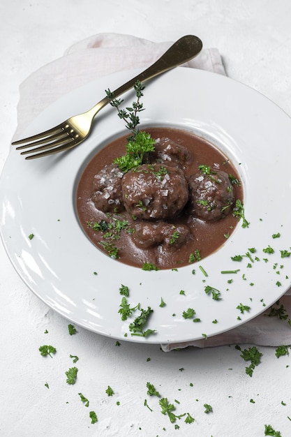 Spezzatino tradizionale di polpette di manzo e agnello fatte in casa in salsa di pomodoro ed erbe aromatiche. Cibo tipico spagnolo