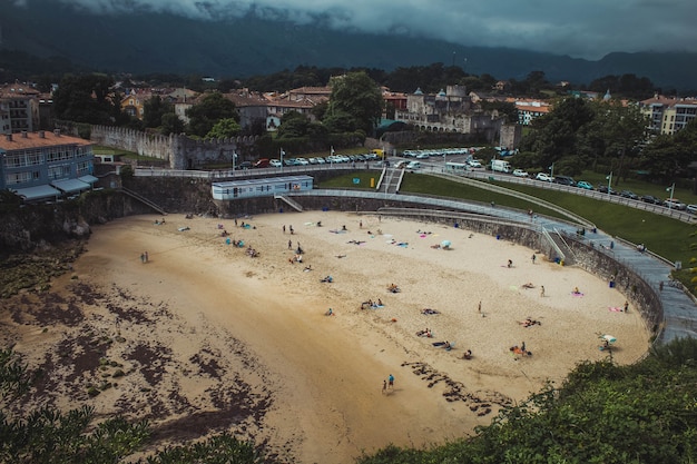 Spiagge asturiane con gente che fa il bagno