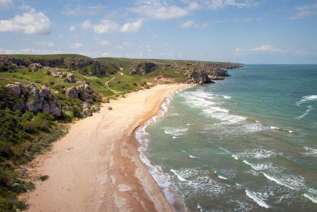 Spiagge rocciose e bellissime acque turchesi Spiaggia esotica Tranquillità delle acque turchesi del mare Bellissimo paesaggio Composizione della natura Spiagge del generale Crimea