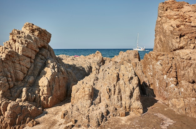 Spiaggetta rocciosa deserta del sud Sardegna in un pomeriggio d'estate di agosto