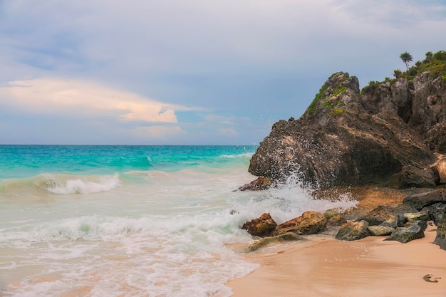 Spiaggia azzurra a tulum messico