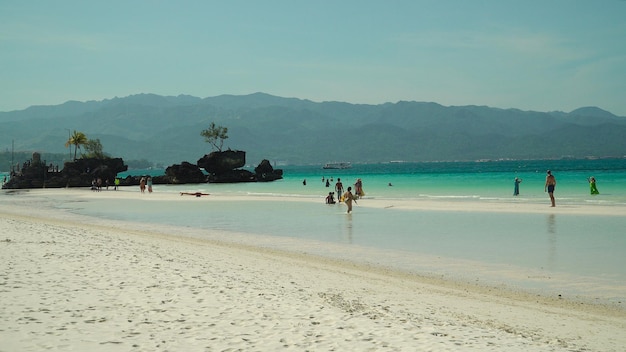 Spiaggia bianca d'attualità e rock willys con i turisti sull'estate dell'isola di boracay e conce di vacanza di viaggio