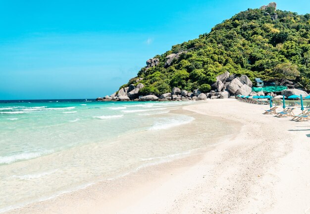 Spiaggia bianca sull'isola tropicale