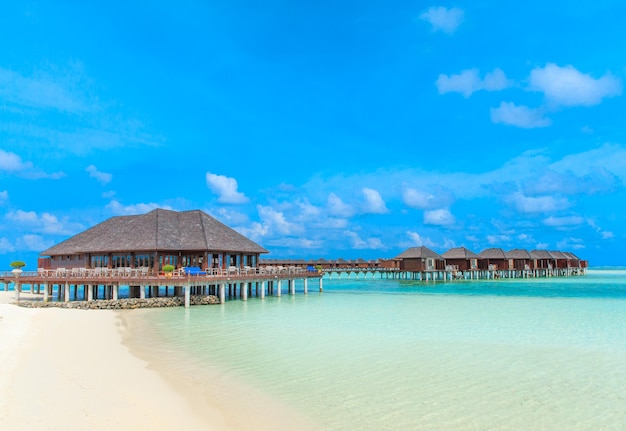 Spiaggia con bungalow sull'acqua a MaldivesxAxA