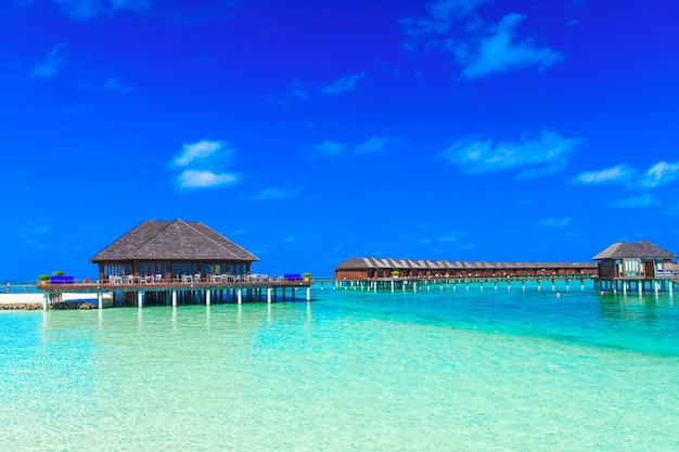 Spiaggia con bungalow sull'acqua alle Maldive