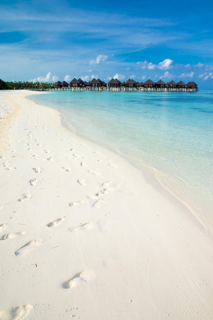 Spiaggia con bungalow sull'acqua alle Maldive