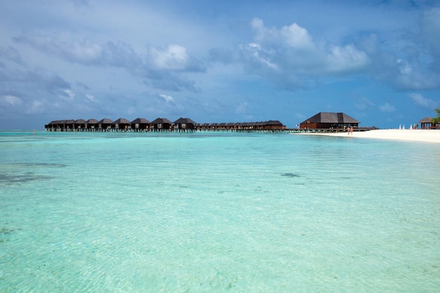 Spiaggia con bungalow sull'acqua alle Maldive