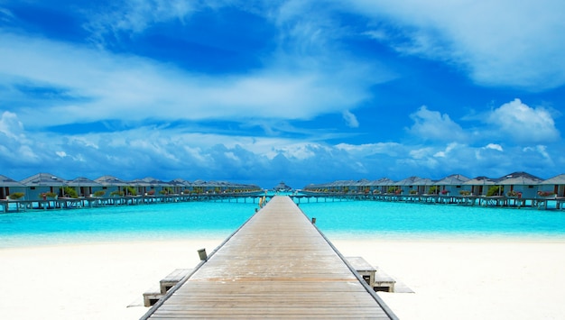 Spiaggia con bungalow sull'acqua alle Maldive