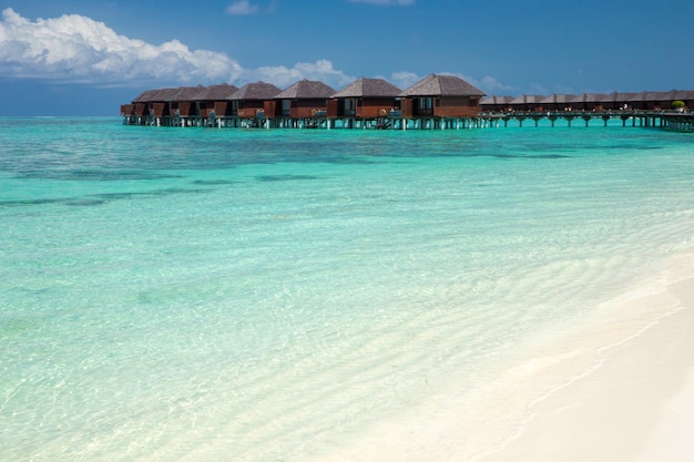 Spiaggia con bungalow sull&#39;acqua alle Maldive