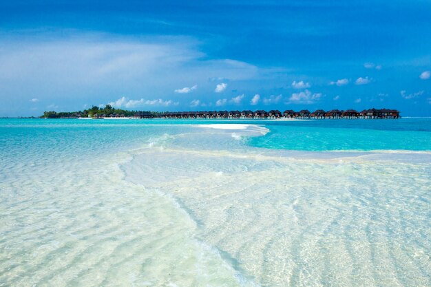 Spiaggia con bungalow sull'acqua alle Maldive