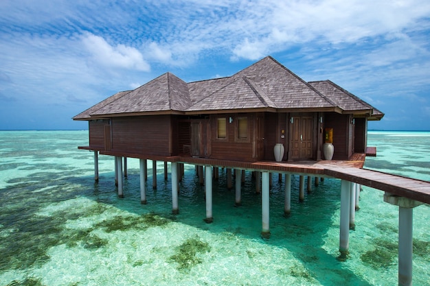 Spiaggia con bungalow sull'acqua alle Maldive