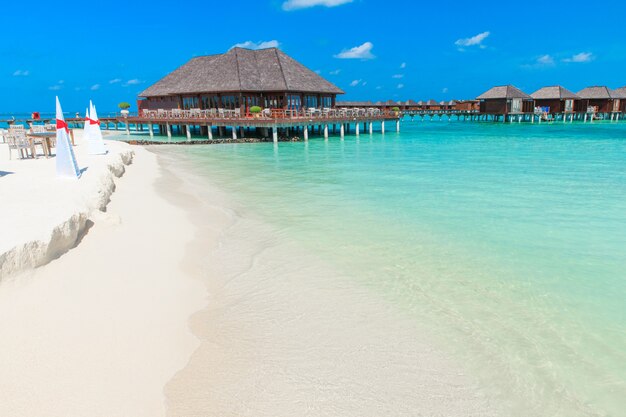 Spiaggia con bungalow sull'acqua alle Maldive