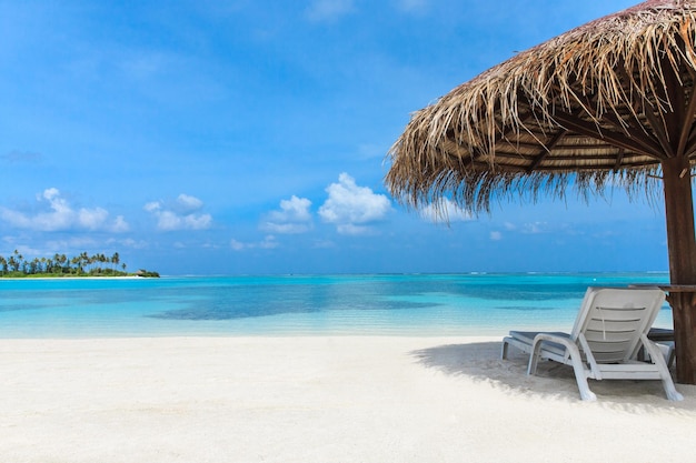 spiaggia con bungalow sull'acqua Maldive