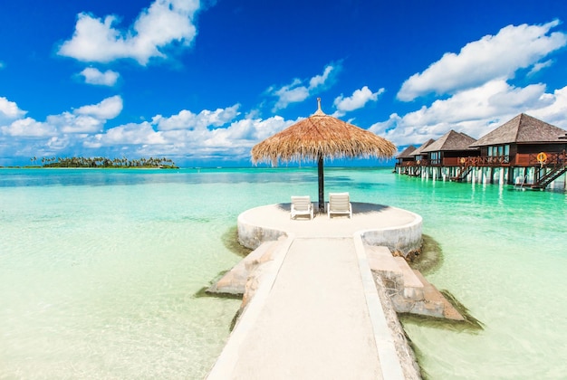 spiaggia con bungalow sull'acqua Maldive