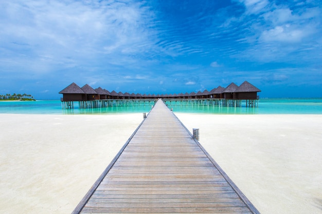 spiaggia con bungalow sull'acqua Maldive