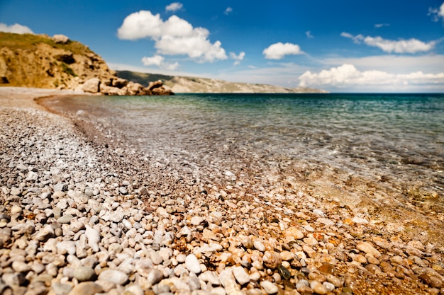 Spiaggia con montagne sullo sfondo.