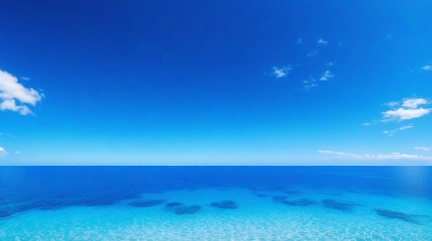 spiaggia con paesaggio di cielo blu limpido