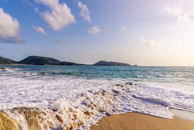 Spiaggia con sabbia bianca e mare blu nella stagione estiva