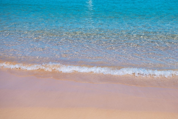 Spiaggia con sabbia dorata turchese acqua oceanica vista mare panoramica sfondo naturale per le vacanze estive