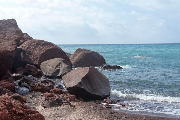 Spiaggia con sabbia rossa L'isola di Santorini