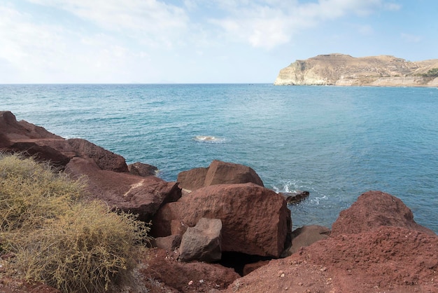 Spiaggia con sabbia rossa L'isola di Santorini