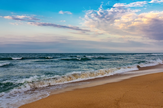 Spiaggia con un bellissimo mare mosso