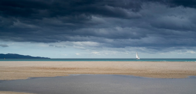 spiaggia con una barca a vela. Concetto di libertà