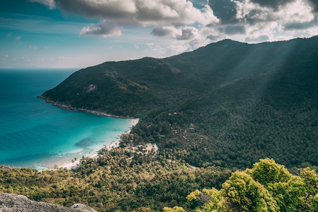 Spiaggia costiera della bottiglia sull'isola Tailandia di phangan