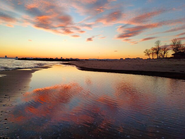 spiaggia del cielo al tramonto