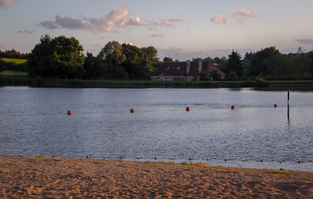 Spiaggia del lago con scivolo d&#39;acqua