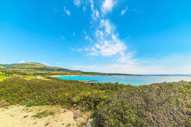 Spiaggia del Lazzaretto sotto un cielo azzurro con nuvole Sardegna