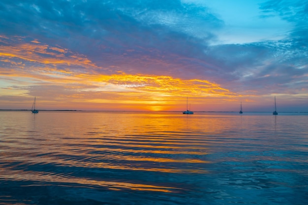 Spiaggia del mare con il fondo dell'estratto del cielo di tramonto. Copia lo spazio delle vacanze estive e del concetto di viaggio.