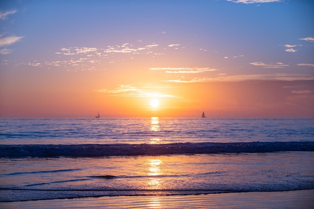 Spiaggia del mare con il fondo dell'estratto del cielo di tramonto. Copia lo spazio delle vacanze estive e del concetto di viaggio.