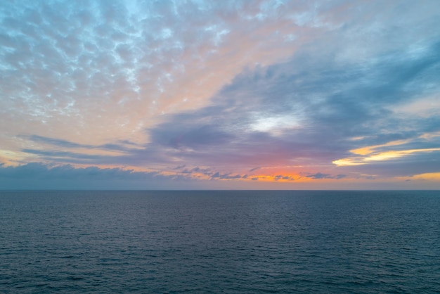 Spiaggia del mare con sfondo astratto del cielo al tramonto Copiare lo spazio delle vacanze estive e del concetto di viaggio