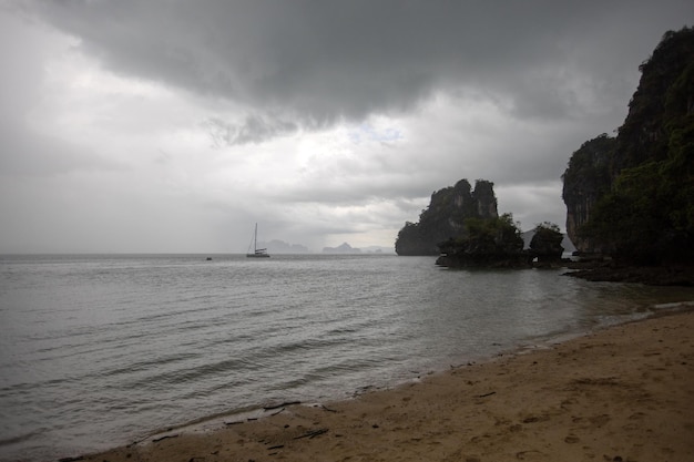 Spiaggia del mare delle Andamane sotto la pioggia, Samui, Thailandia