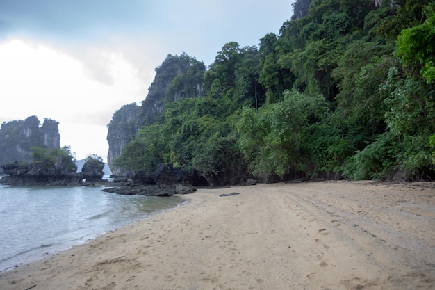 Spiaggia del mare delle Andamane sotto la pioggia, Samui, Thailandia