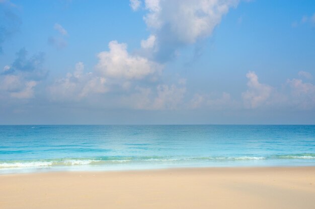 Spiaggia del mare e nuvola