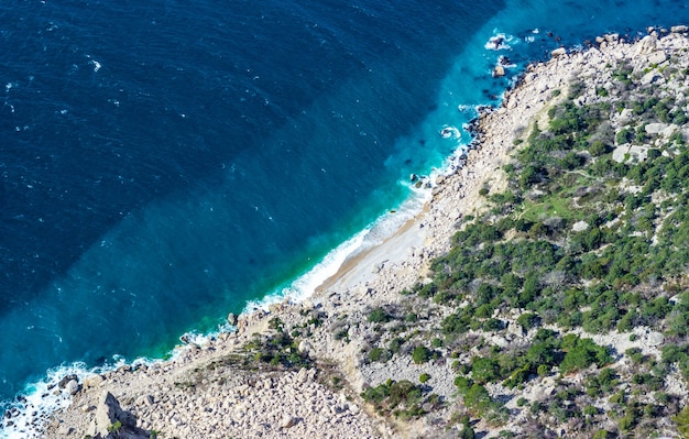 Spiaggia del "mondo perduto" sulla costa del Mar Nero in Crimea.