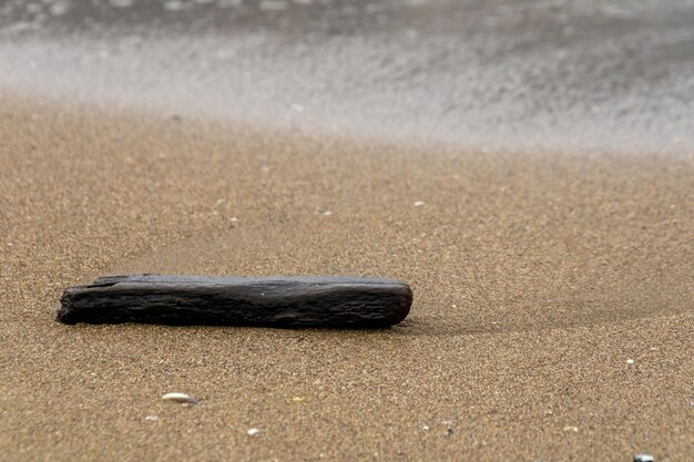 SPIAGGIA DEL NORD CON ONDE E ROCCE SOTTO CIELI NUVOLI DI PRIMAVERA