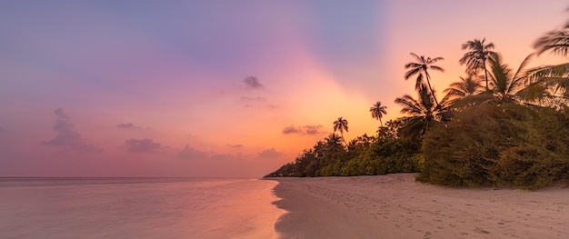 Spiaggia dell'isola al tramonto. Paesaggio estivo panoramico tropicale. Destinazione di vacanza di viaggio di lusso. Esotico