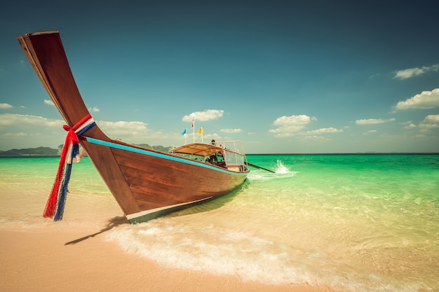 Spiaggia dell'isola di Poda e crogioli di coda lunga a Krabi in Tailandia